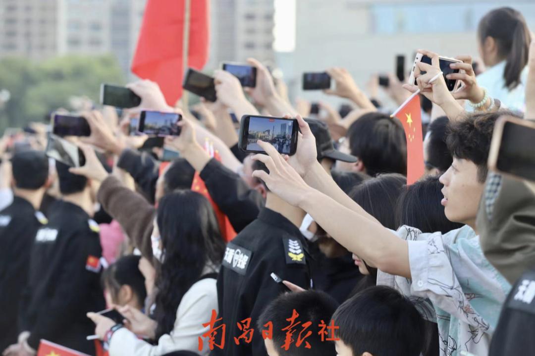 八一广场今天的最新视频,八一建军节一个热血沸腾的场面