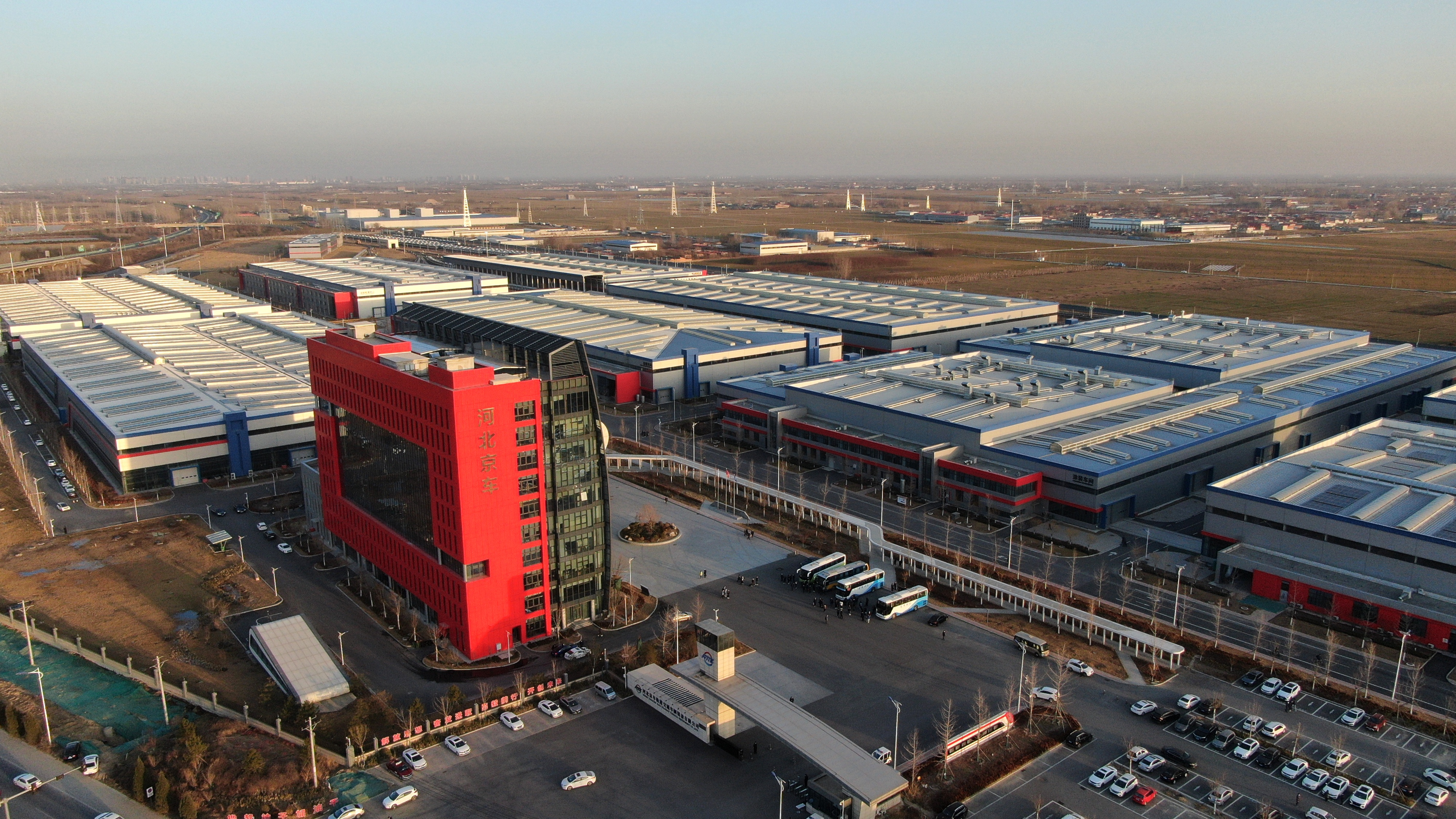 “北京研发、河北制造”，国内首列氢燃料混合动力铰接轻轨车，在河北京车智能制造基地下线