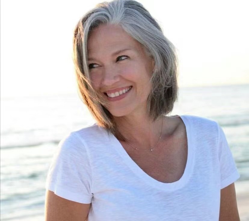 50岁中年妇女大圆脸适合什么发型,50岁妈妈发型17款中长发怎么扎