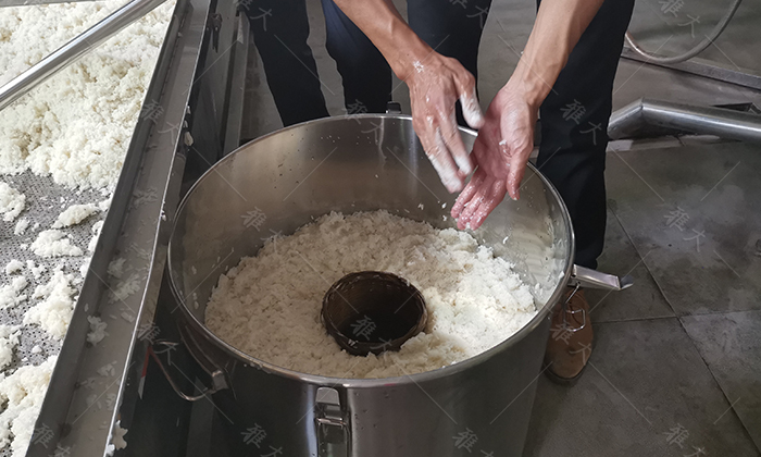 机械化酿造黄酒的缺点,大闸蟹配热黄酒还是冰黄酒