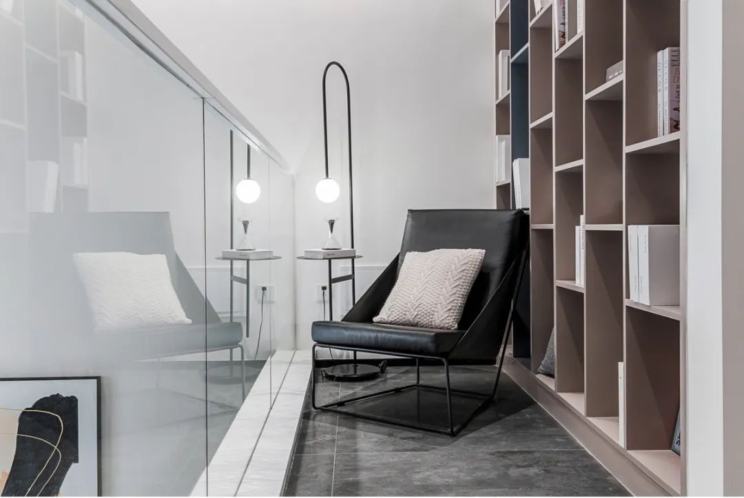 黑白灰现代极简约风格小户型,黑白灰系现代简约复式