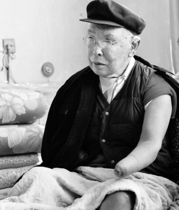 56年朱彦夫回乡后，母亲见他身体残缺吓一跳：让国家来照顾你吧