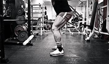 深蹲站不稳是脚外侧哪里力量薄弱,深蹲不掌握这5点别说训练没效果