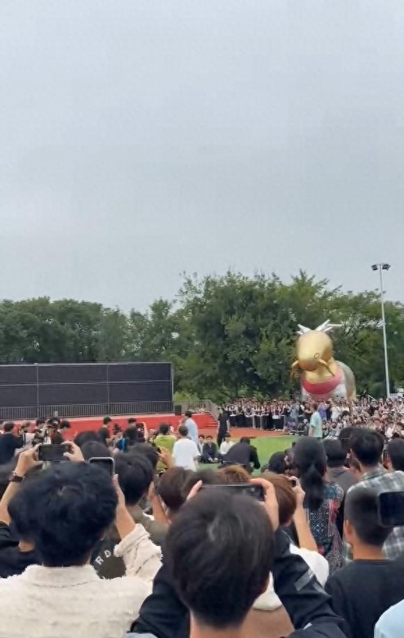 成龙出席武汉大学典礼,成龙武汉高校出席活动