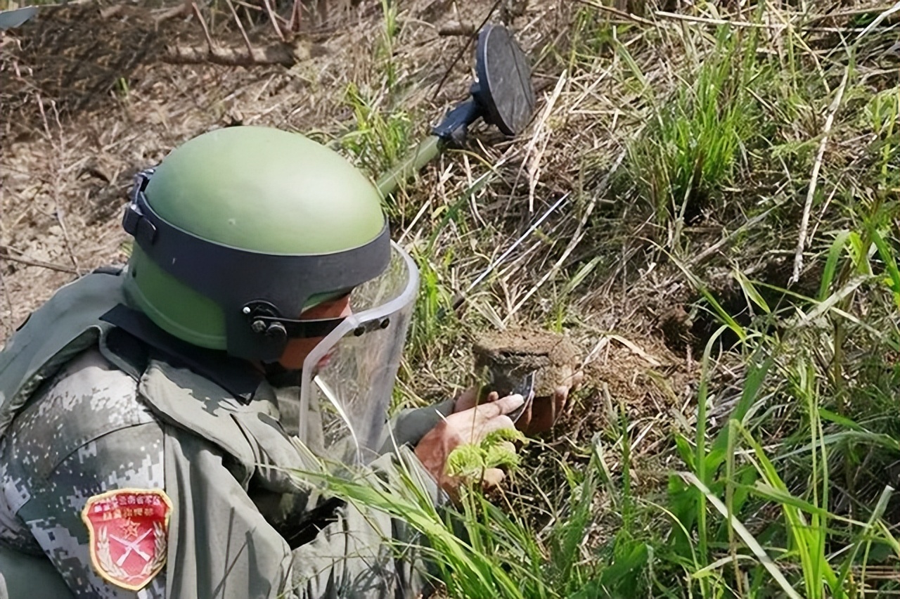 中国排雷英雄杜富国授勋仪式,排雷英雄杜富国八一勋章视频