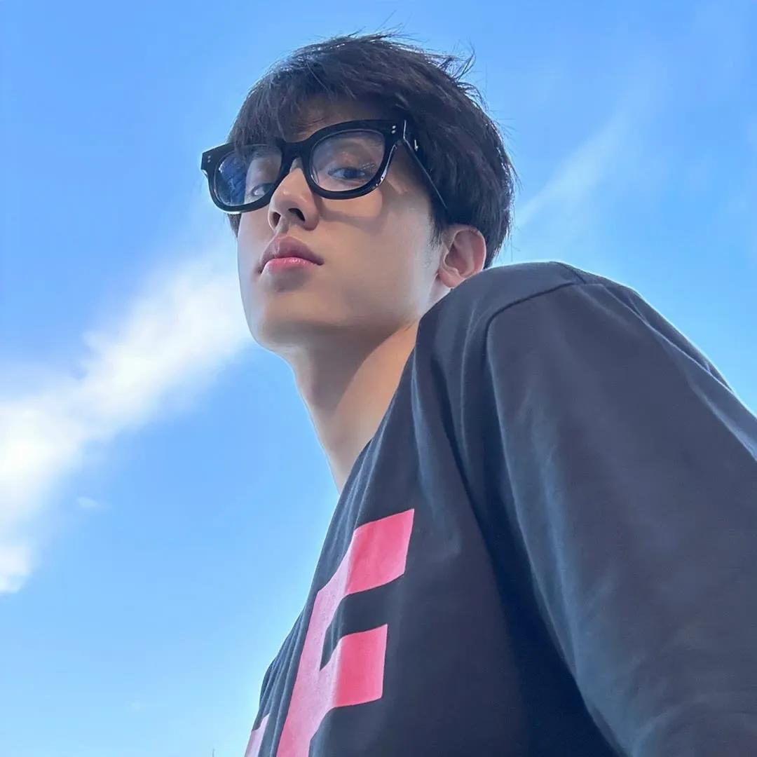 男生头像冷酷帅气,男生头像干净高级质感