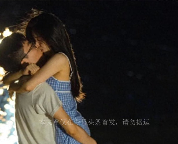 男子发现妻子床上有大量血迹,女子发现床上有血迹