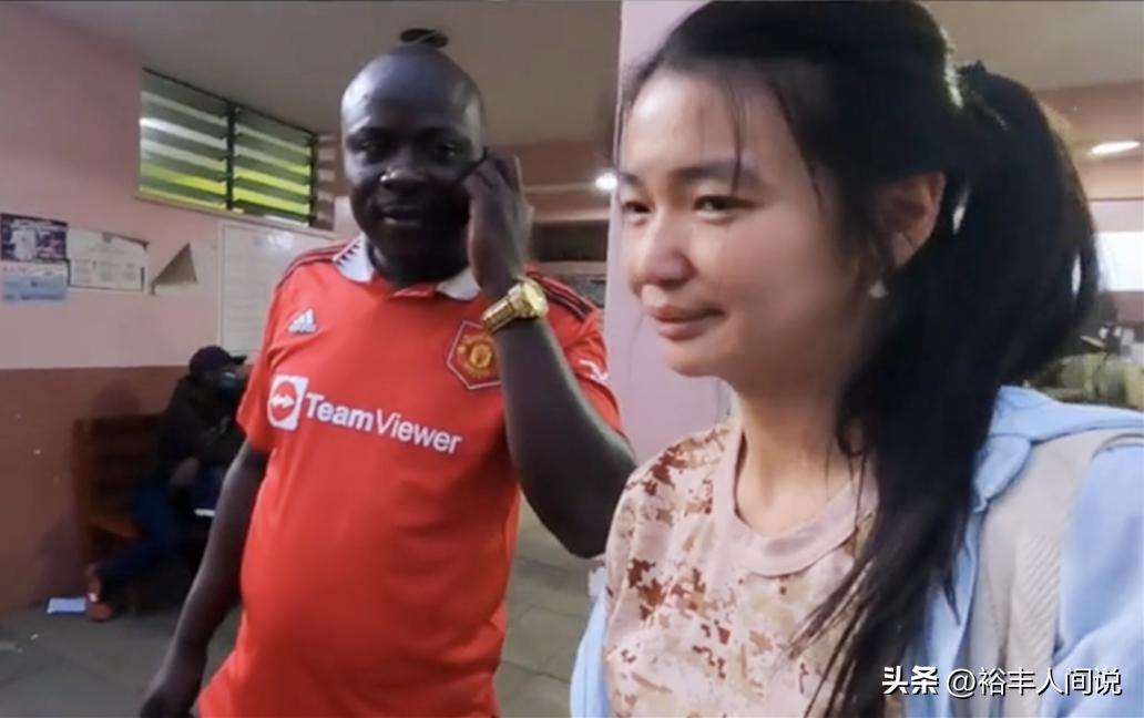 33岁福建女网红非洲遭抢劫！金项链被扯断，狂追两条街扭送至警局