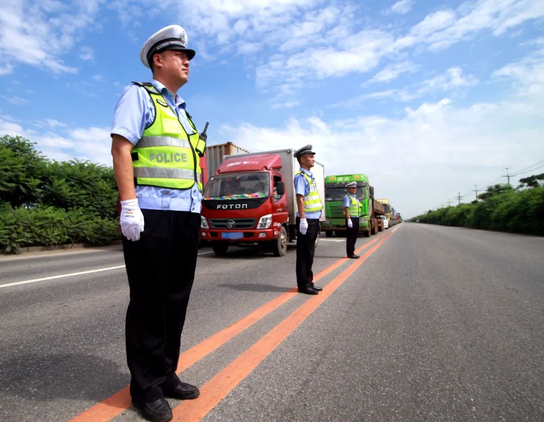 高温遇到警察的图片,高温下他们仍在坚守训练