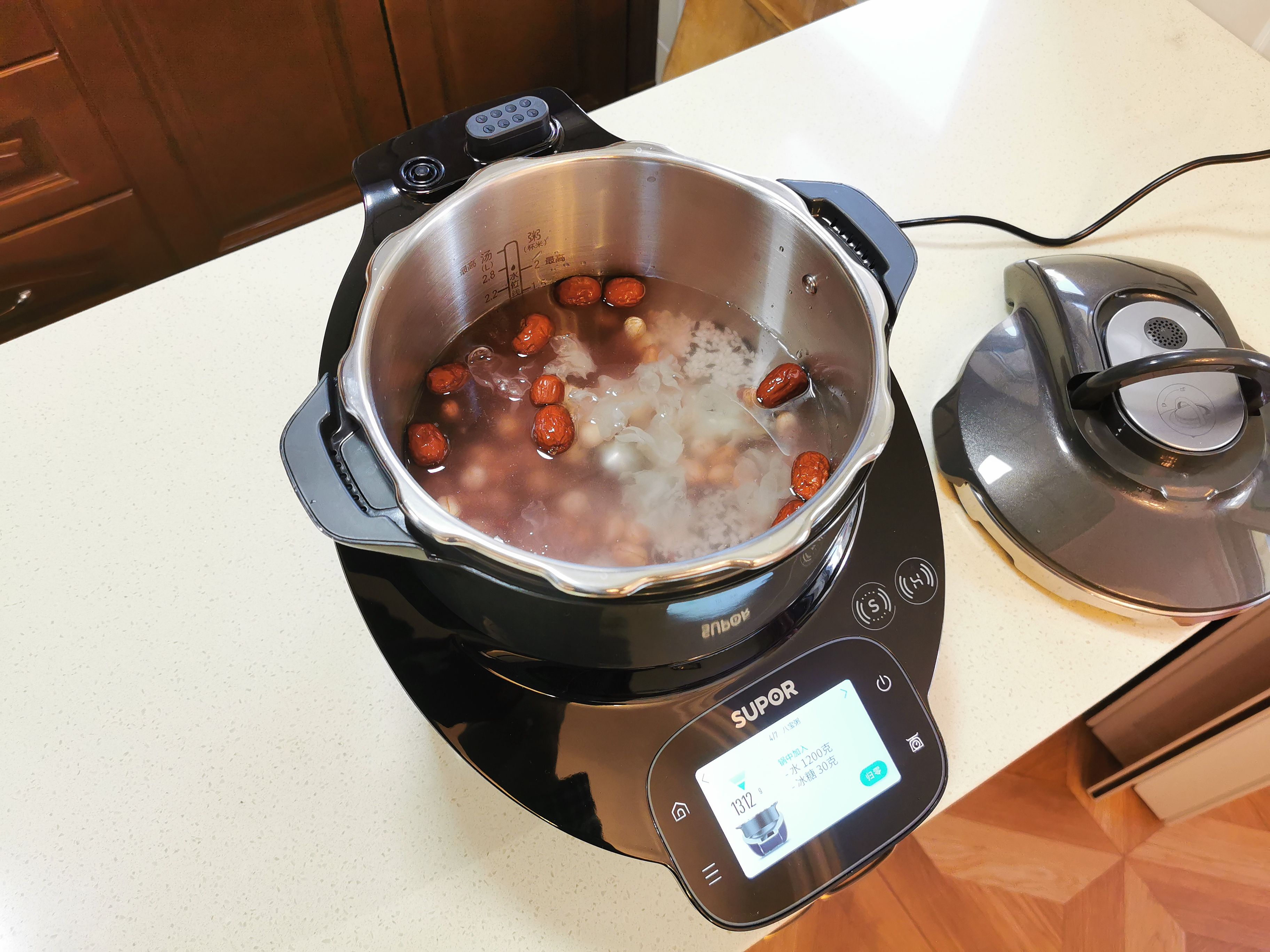 黑科技与顶级大厨交锋,厨房黑科技苏泊尔小c主厨料理机