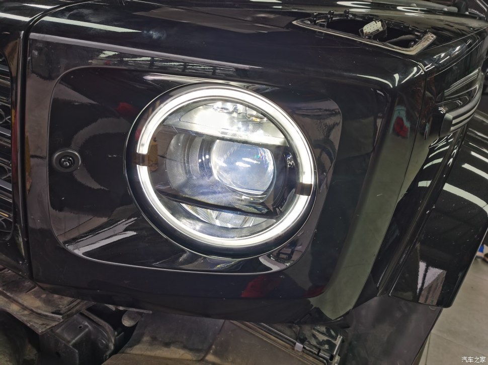 告别低配“蜡烛灯”，奔驰G350升级海拉几何多光束大灯