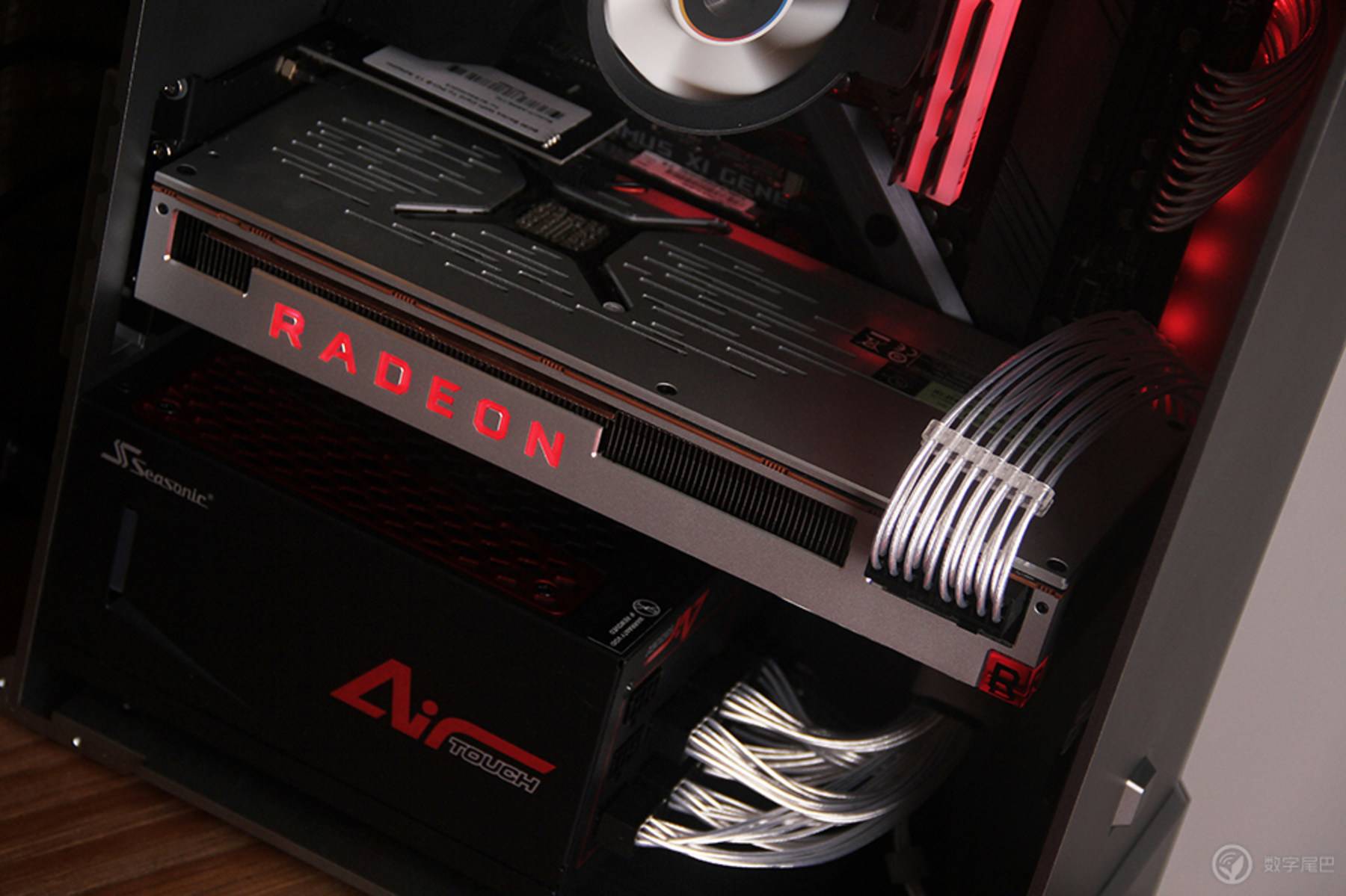 推荐几款高逼格电脑桌面,实用科技感很强的电脑桌面