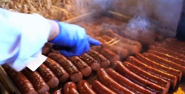 芝加哥街头最好吃的热狗，大香肠配上黄芥末，吃起来相当过瘾