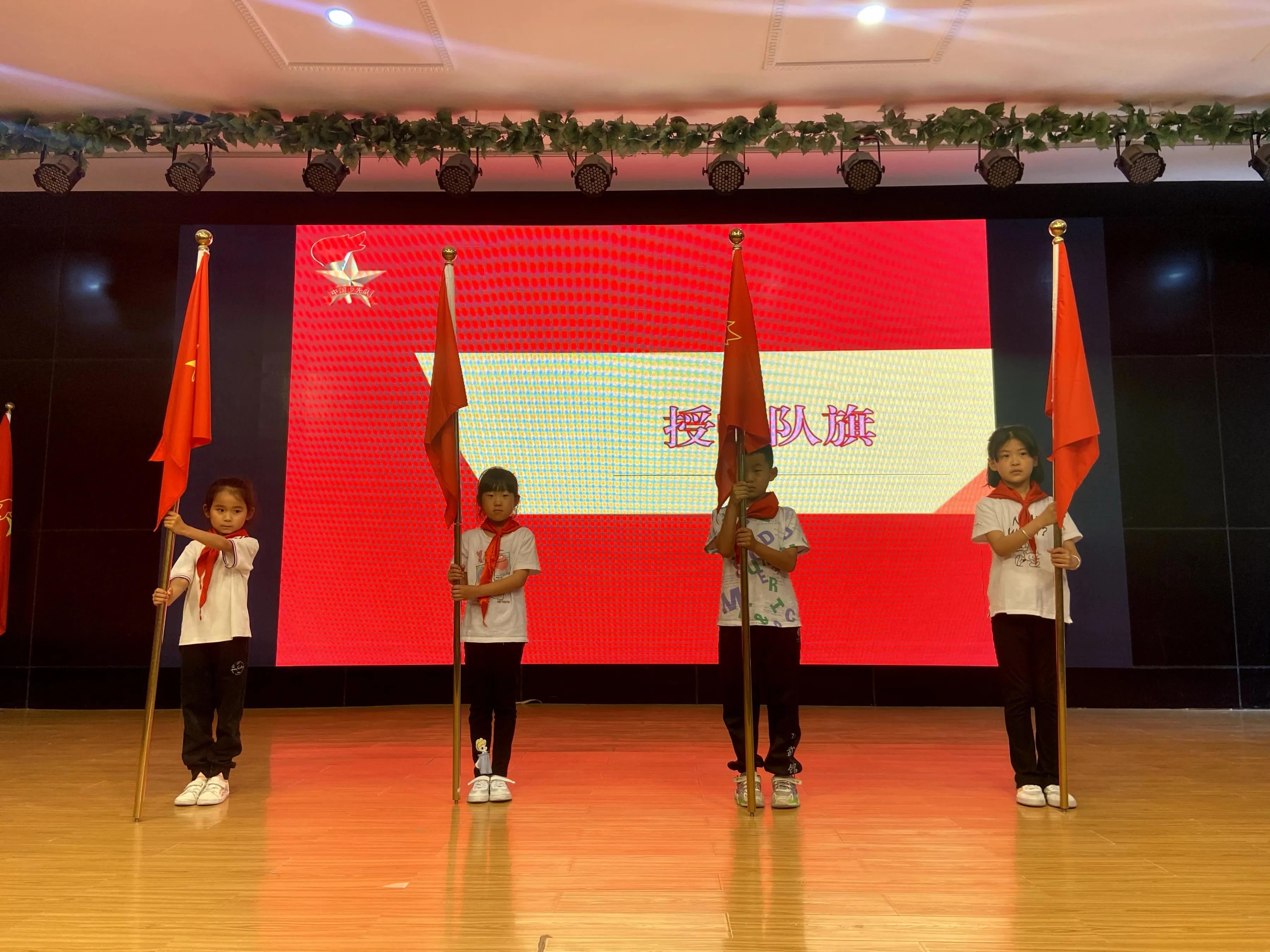 魏风路小学新队员入队仪式,红领巾心向党一年级入队仪式简报