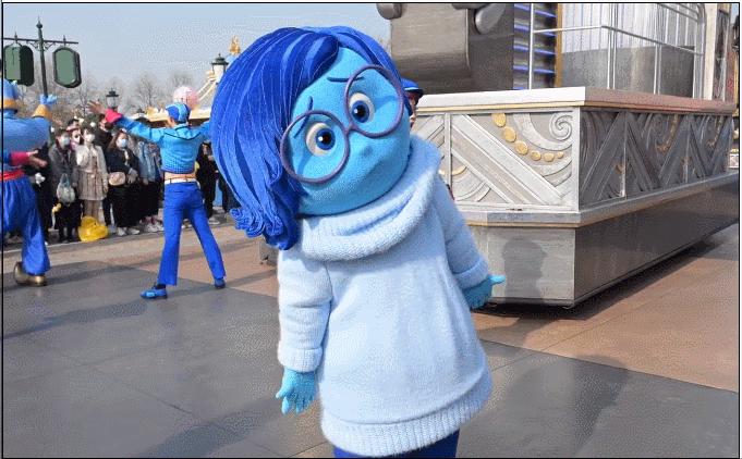 又丧又真诚？迪士尼形象忧忧被迫营业惹人怜，打工人狠狠共情