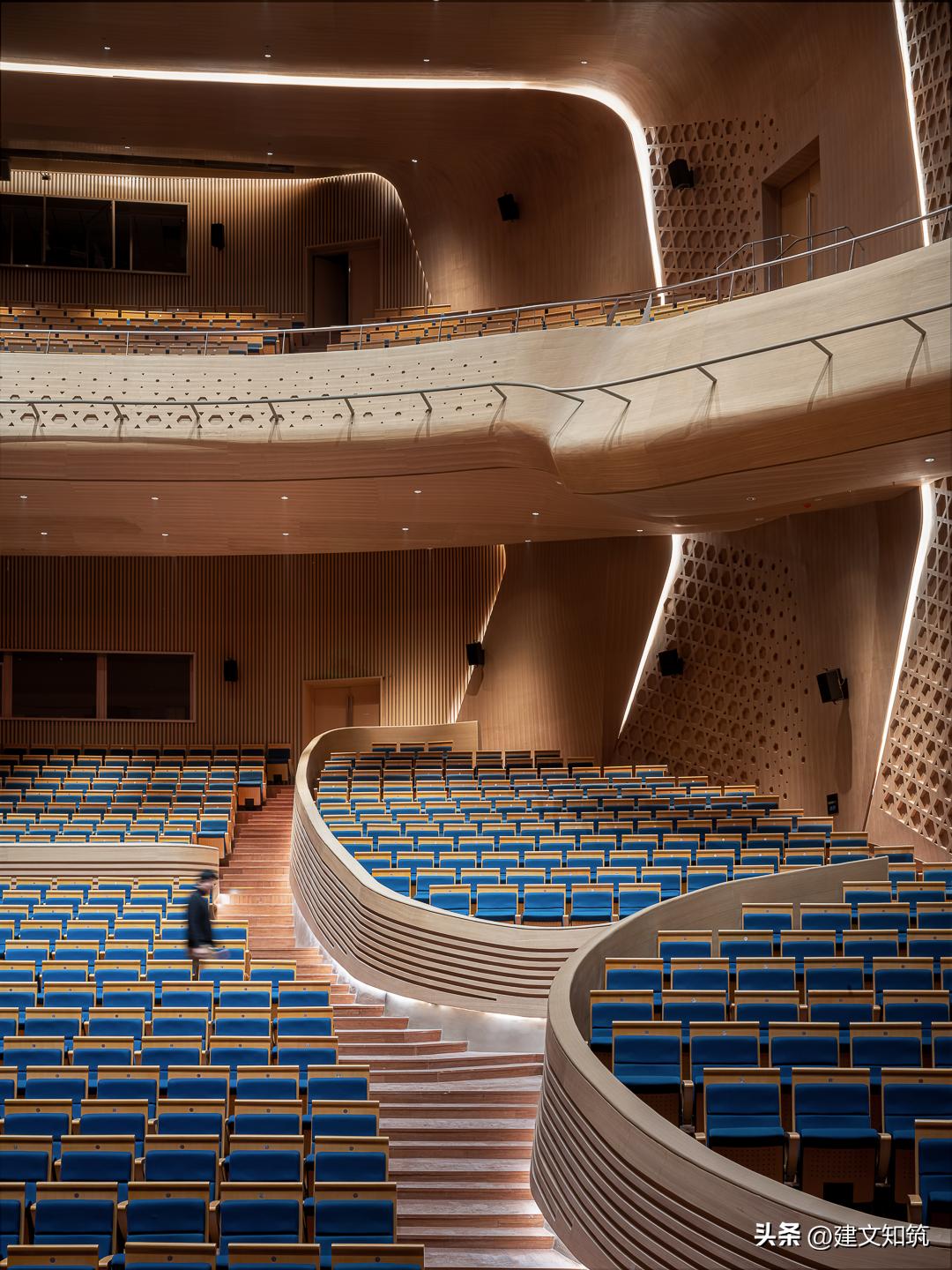 重庆龙兴体育场足球场,成都龙兴足球场