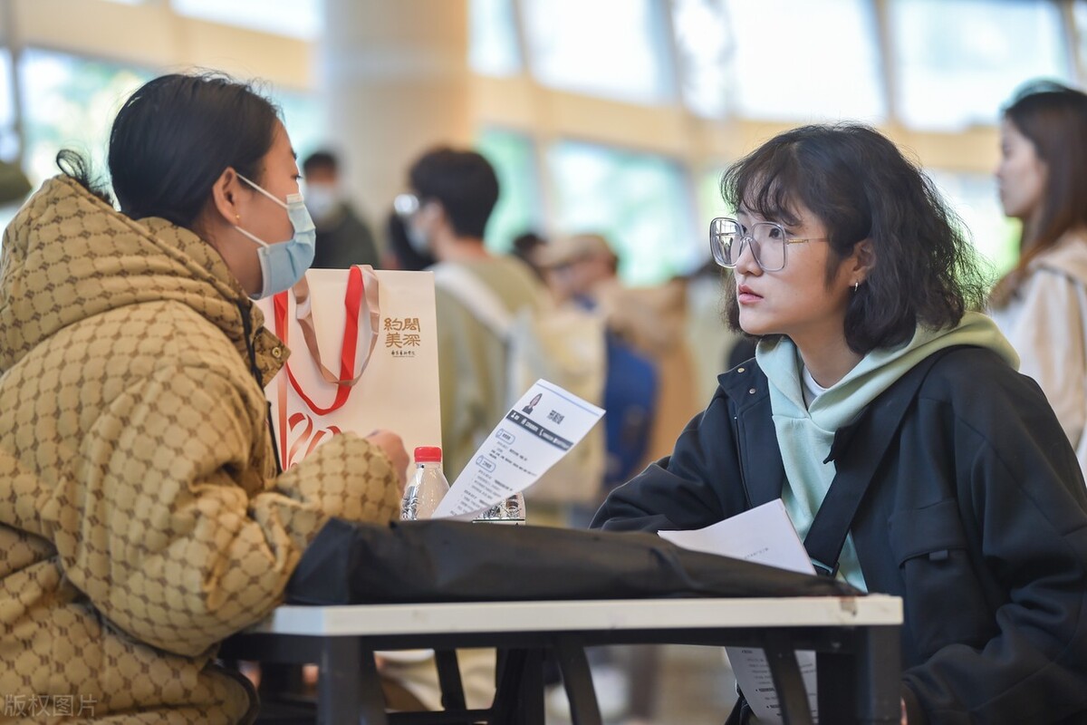 大学没毕业可以考社区工作者吗,大学没毕业可以参加公务员笔试嘛