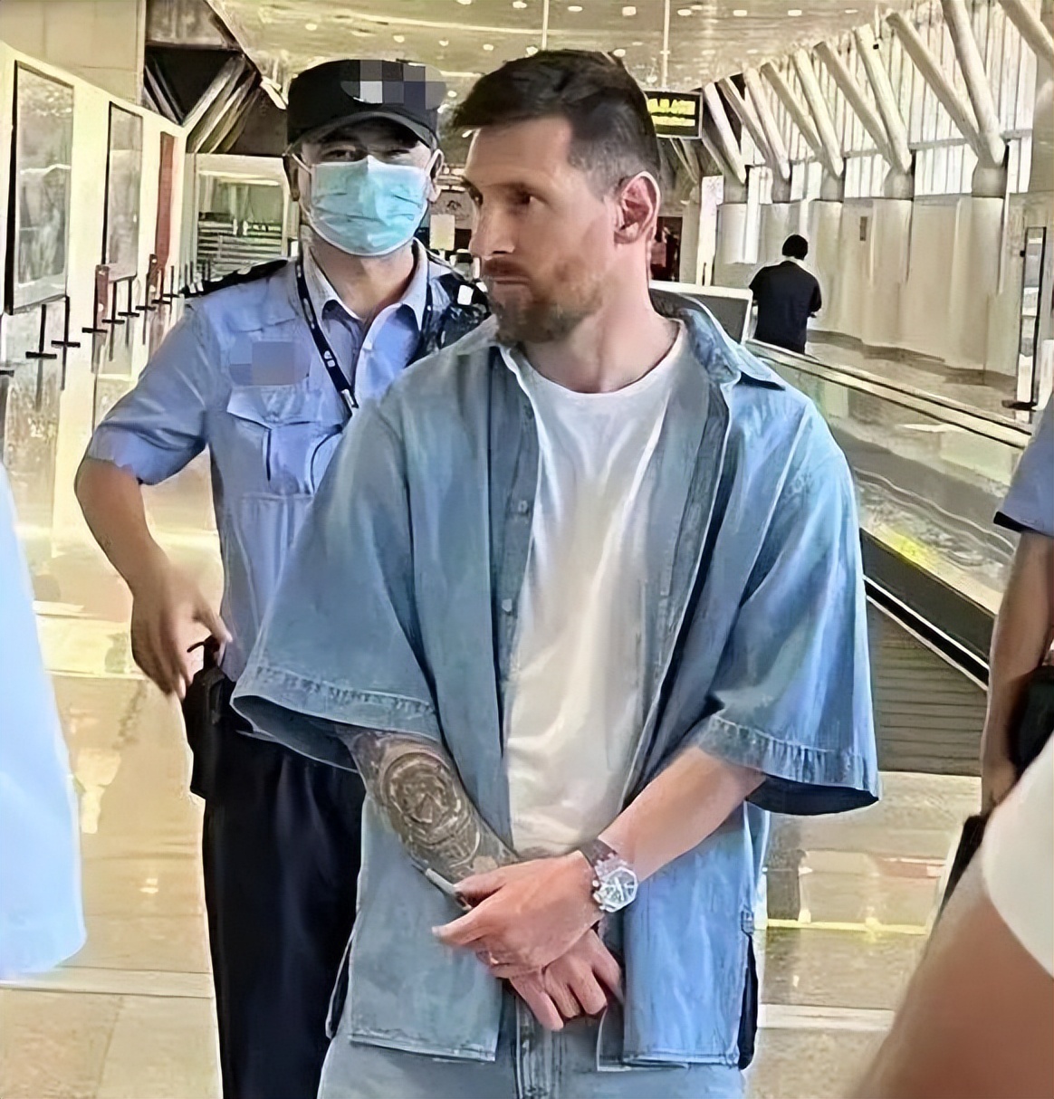 闯球场的球迷,球迷冲进球场拥抱梅西跑了多少米