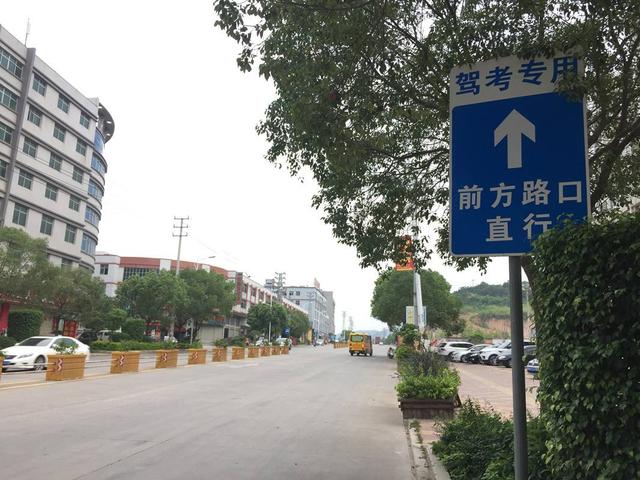 科目三途中停车等待打什么灯光,科目三路边停车一挡有距离限制吗