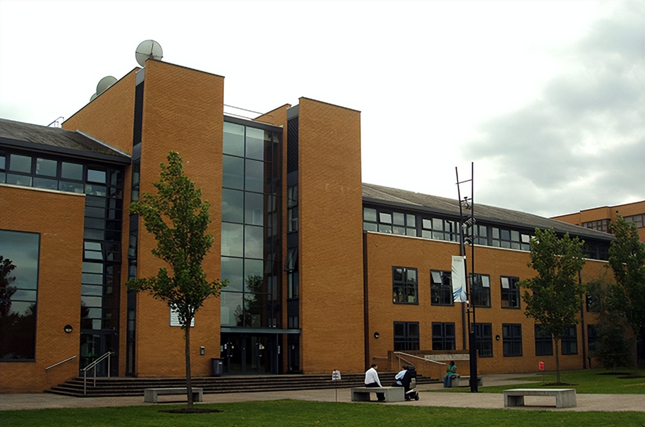 英国留学院校丨毕业生就业率超高的英国名校：萨里大学