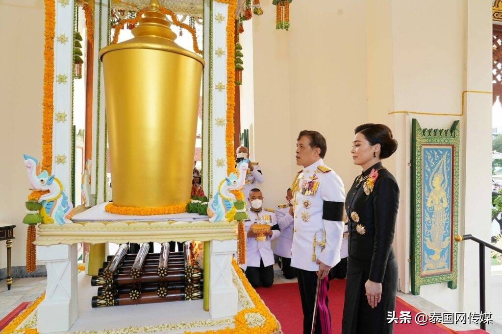 新任泰国国王王后,泰国国王王后跪拜琳通公主