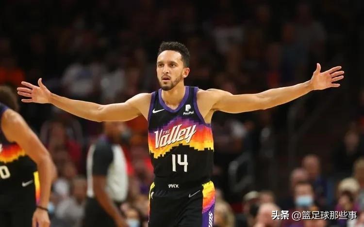 约基奇32分大逆转掘金,约基奇2+1布克