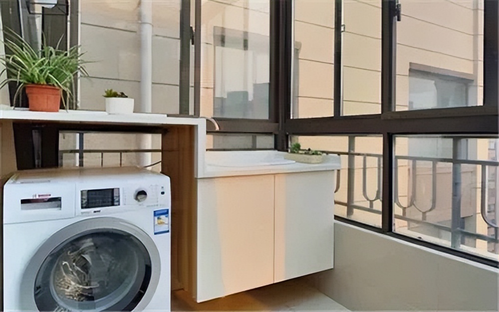 楼下阳台天花板漏水是楼上原因吗,阳台天花板漏水找谁