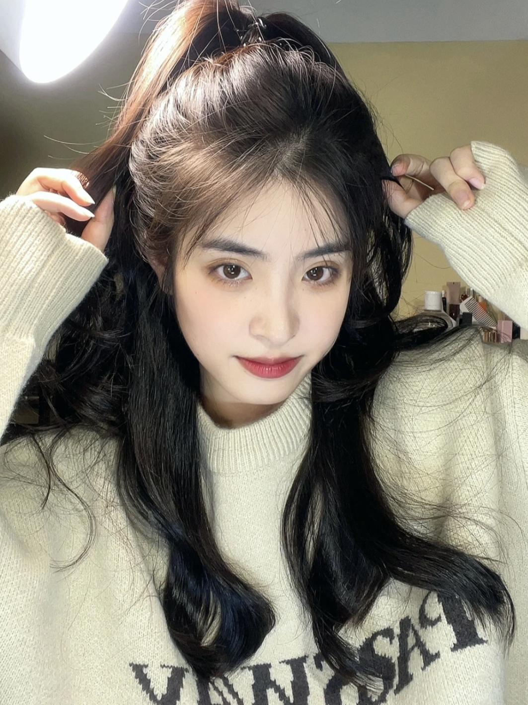 别再披头散发了教你一招秒变女神,今年别再披头散发了三款减龄发型