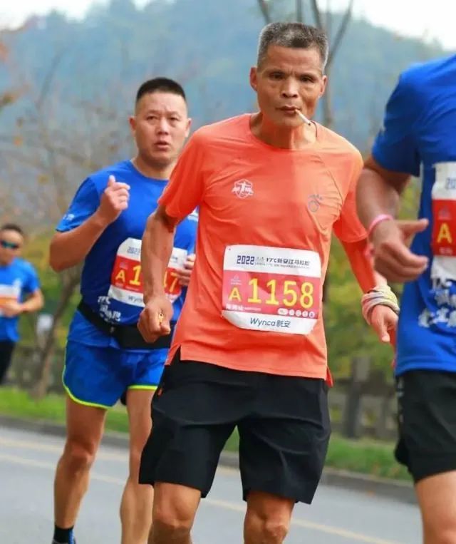 抽烟哥马拉松算什么水平,马拉松抽烟哥成绩
