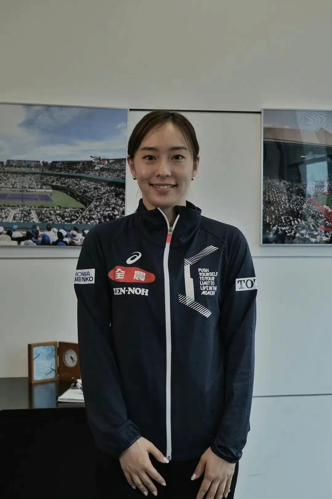 石川佳纯拥抱邱建新,石川佳纯趴在乒乓球上