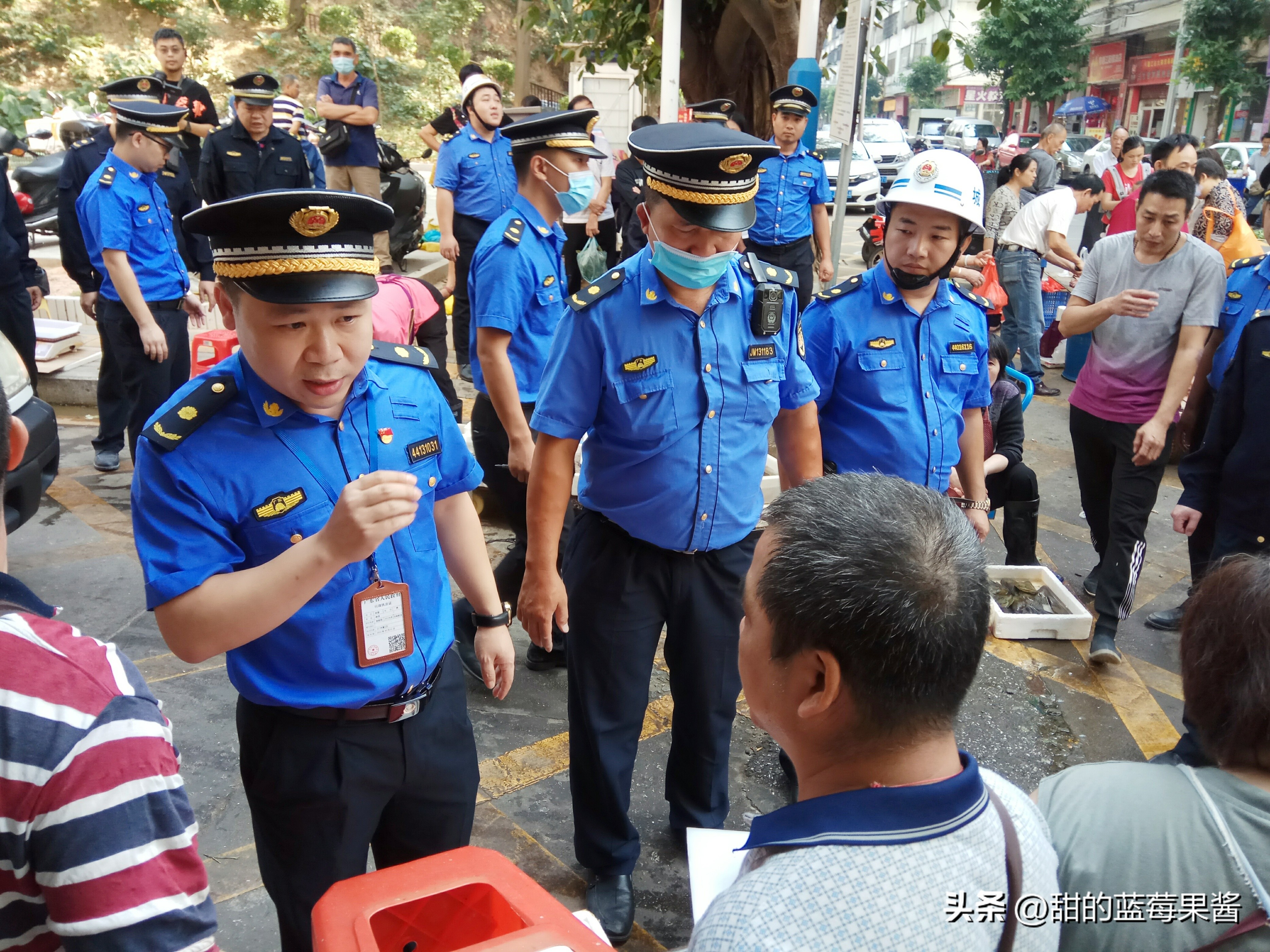 城管*力暴**执法惹众怒，商户被打成骨折后遭威胁，网友这是什么素质