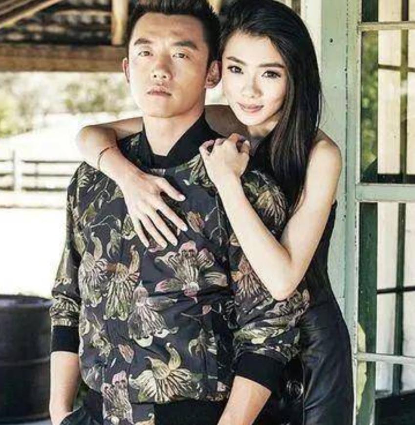 郑恺晒祖孙四代同框照,郑恺腹肌全部照片