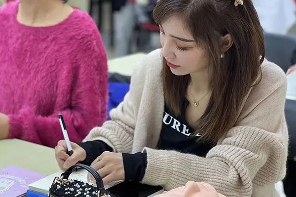 女孩子学微整有市场吗,低学历女孩能学互联网吗