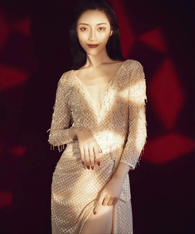 单身女模自曝养混血三胞胎引热议,30岁模特妈妈生下3胞胎