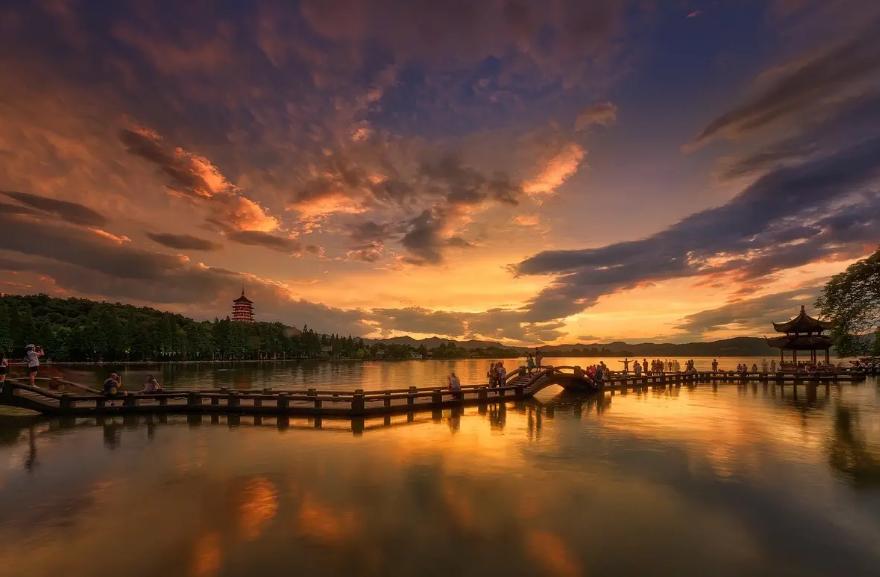 赞美西湖秋日美景的诗词,关于西湖深秋景色的唯美诗句