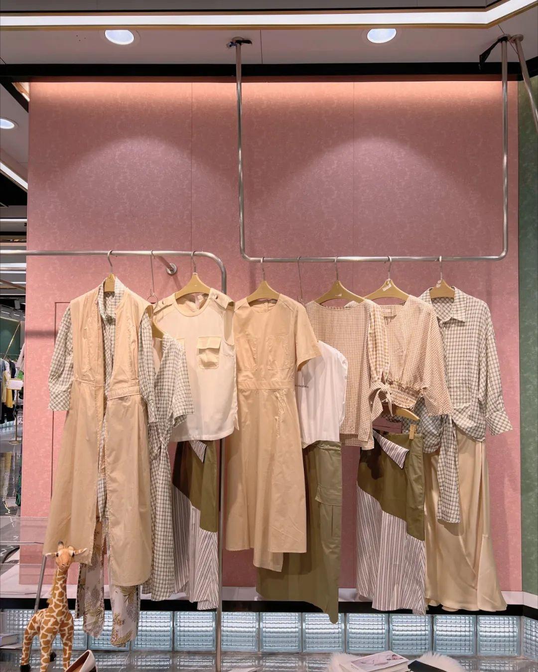 AITU.艾托澳夏季品牌折扣女装桑蚕丝连衣裙上衣裤裙穿搭