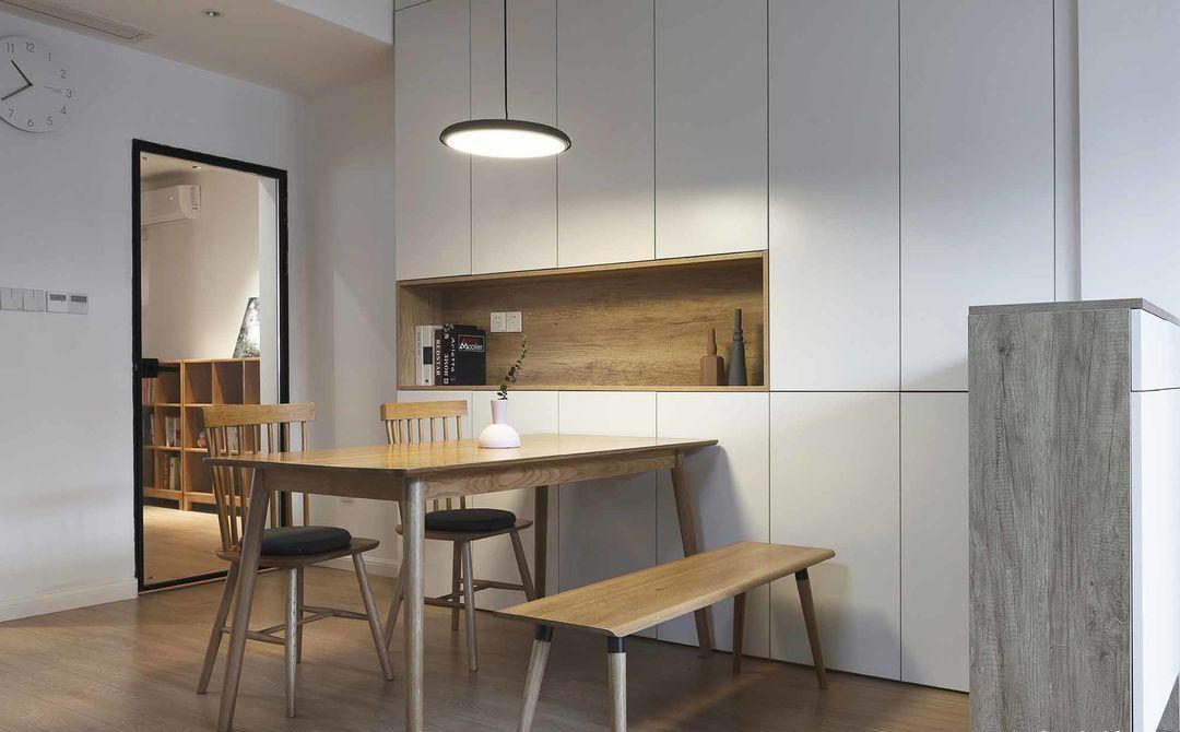 她在沙发后面“掏洞”造窗，完工后发现太明智了，全屋温暖又自然