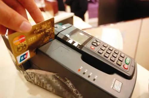 来“刷我滴卡”，一精瘦男人刷回八个如花似玉的老婆……