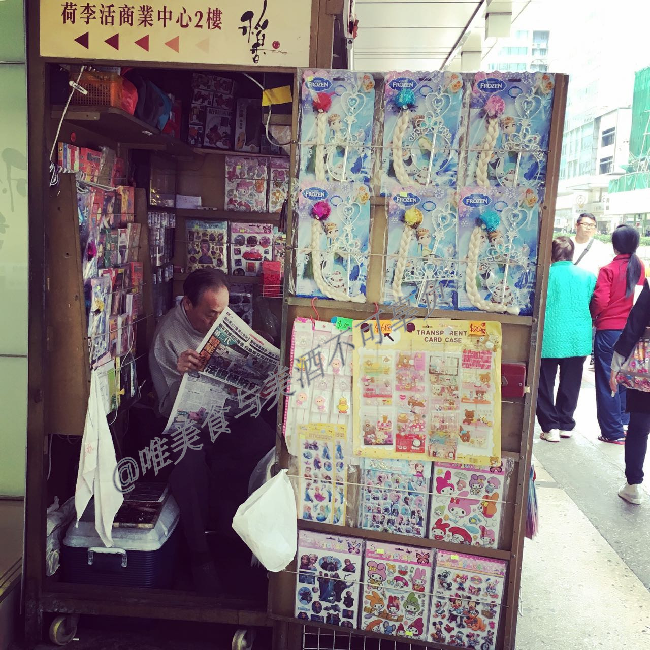 逛香港街市,买蔬菜生鲜,还有美味烧腊、蚝豉干贝,以及人间烟火