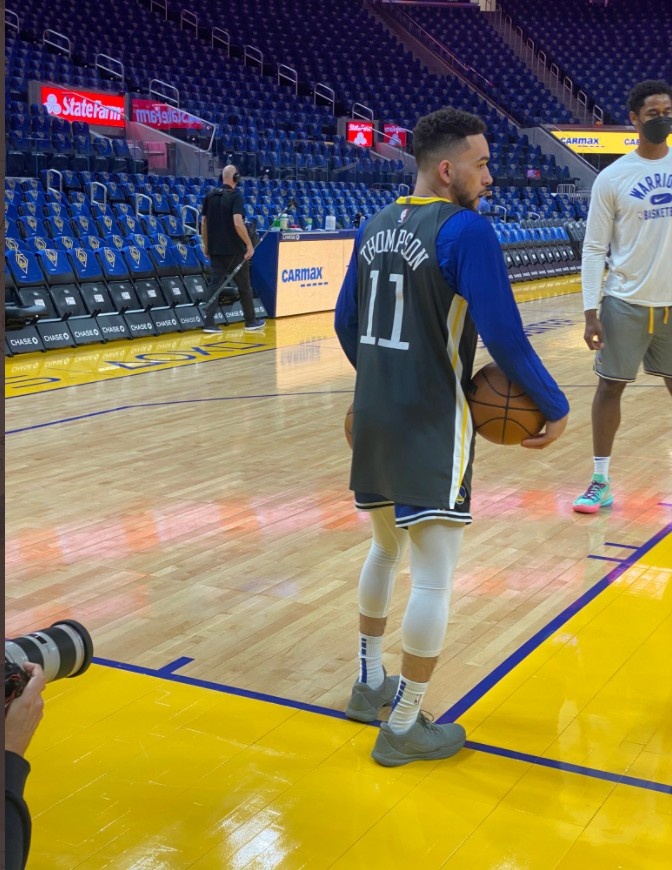 勇士队内气氛融洽,勇士更衣室庆祝克莱