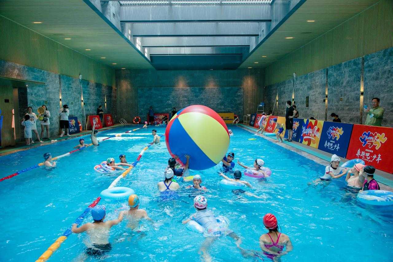 游泳趣味比赛+科普防溺水知识，儿童主题健身活动走进社区