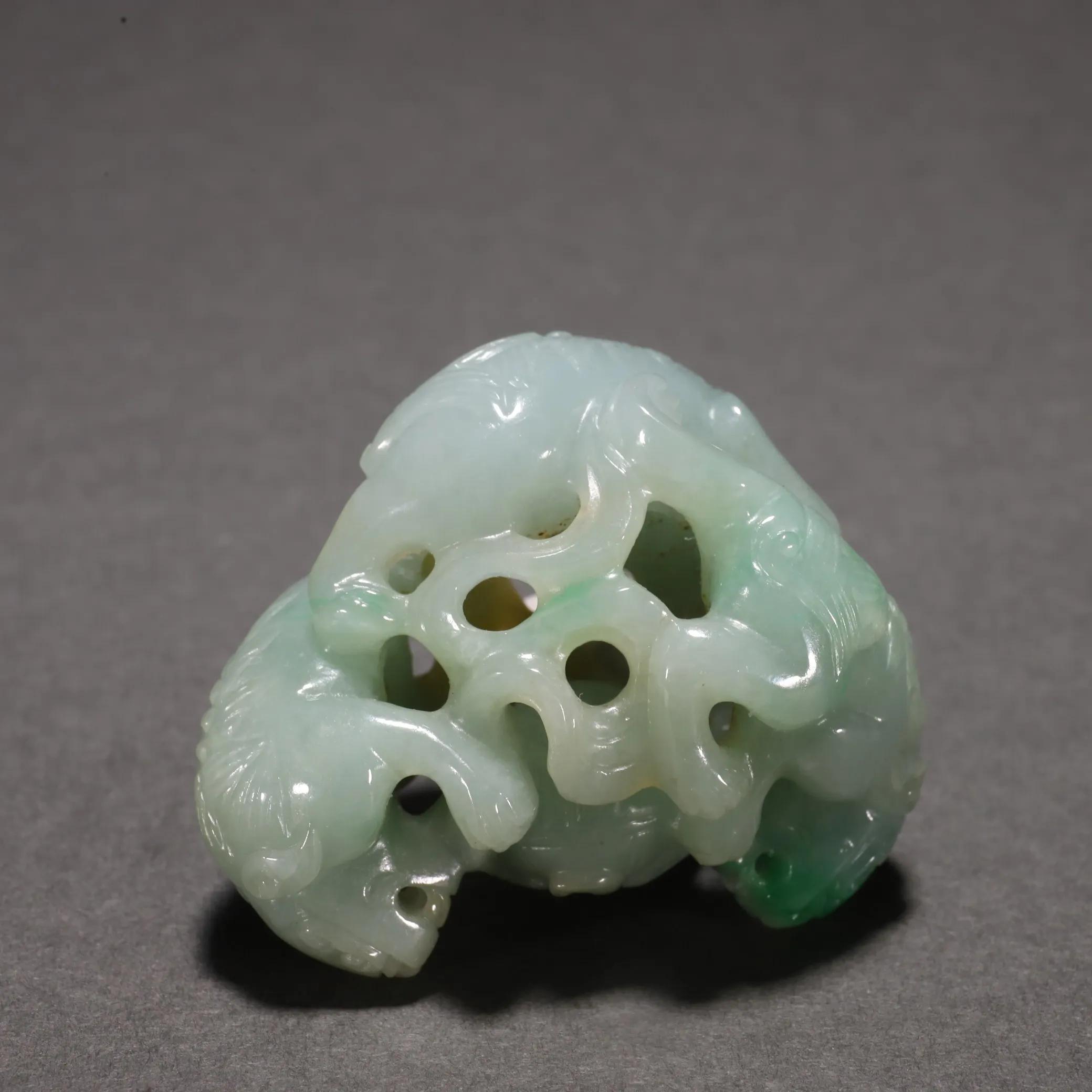 旧藏翡翠镂空雕三狮戏球雕件。规格：高3.5㎝长4.3㎝宽2.6㎝重40g
