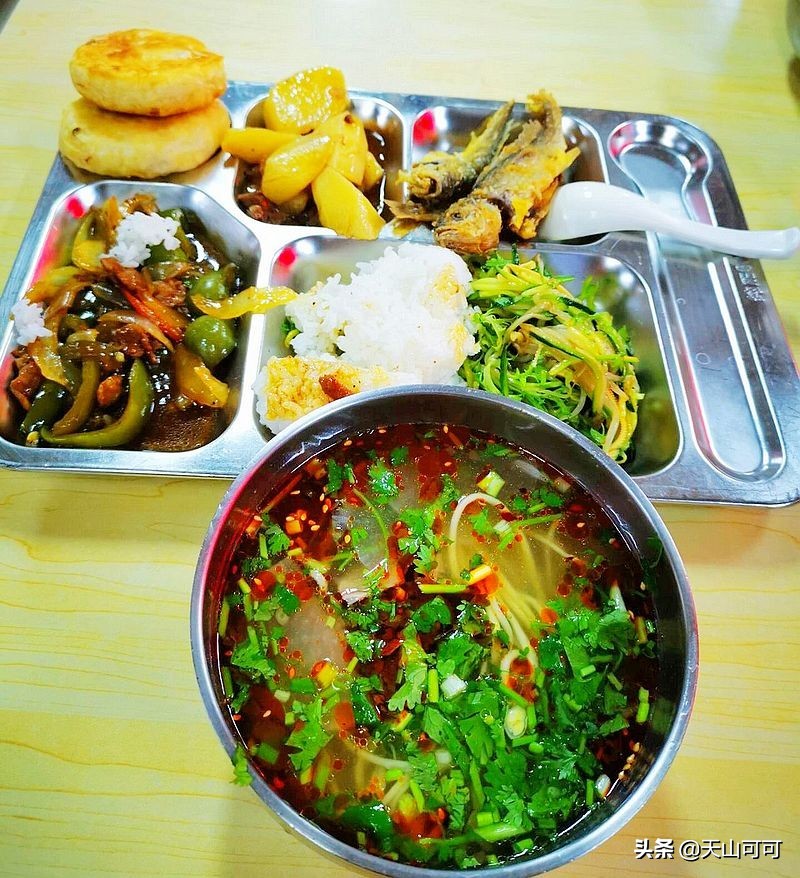 食堂大锅菜经典香酥小黄鱼,带你看看食堂中午吃什么