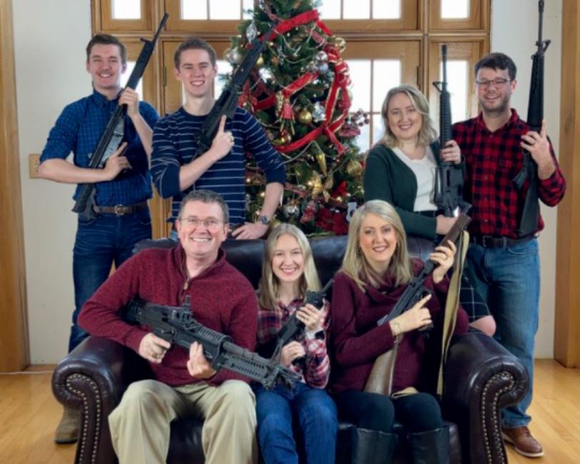 美2岁儿童玩枪打死母亲,外国两岁小孩开枪打死母亲