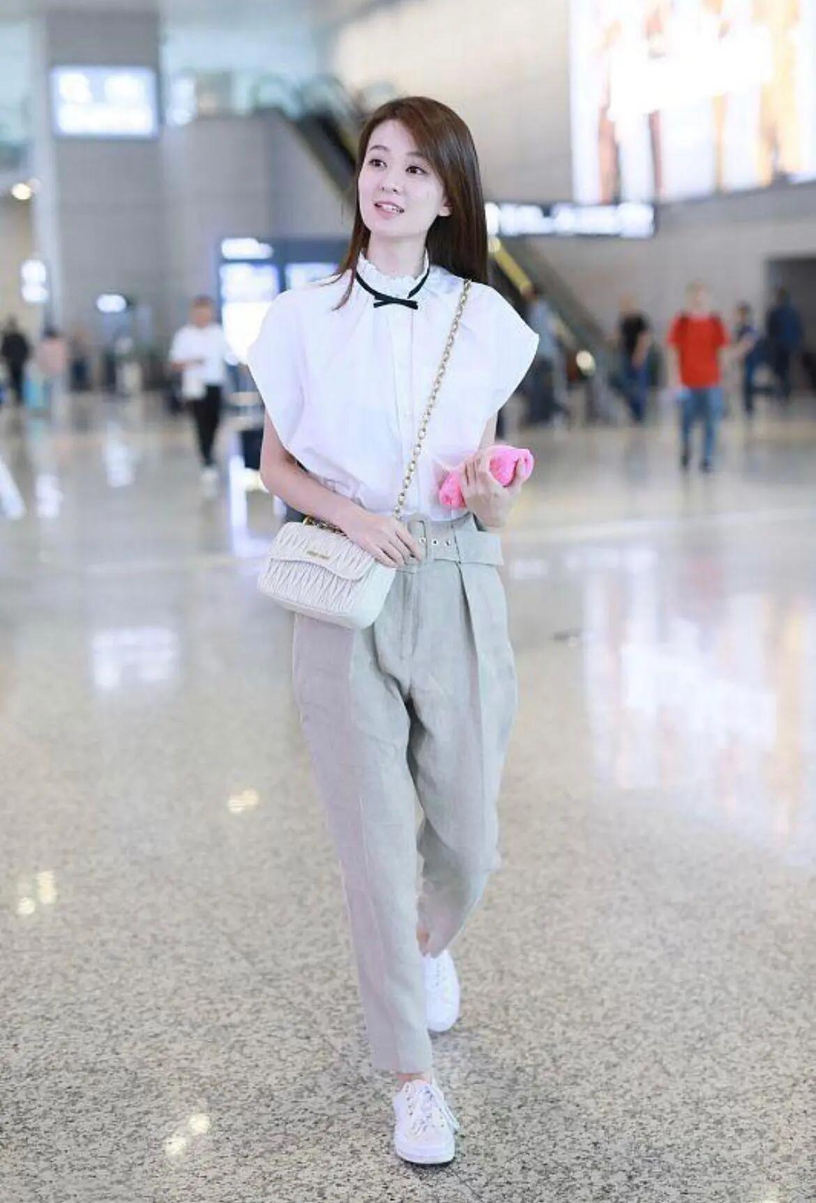 乔欣的清新白色系穿搭,乔欣露脐t恤紧身牛仔裤穿搭