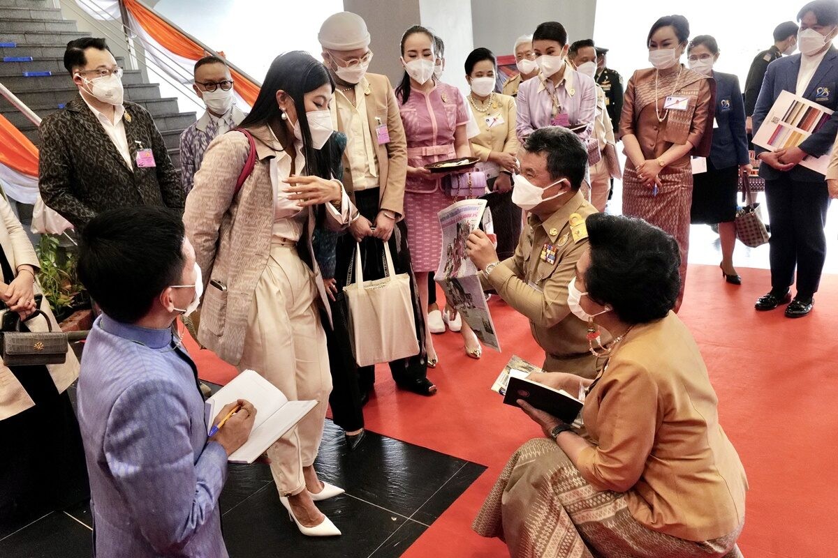 泰国神兽公主身材好辣！白衬衫裹身掩不住丰胸，可惜35岁仍是单身