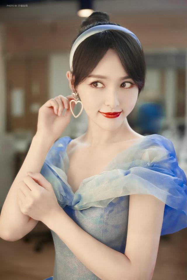 唐嫣穿公主裙现身商场,唐嫣蓝色公主裙