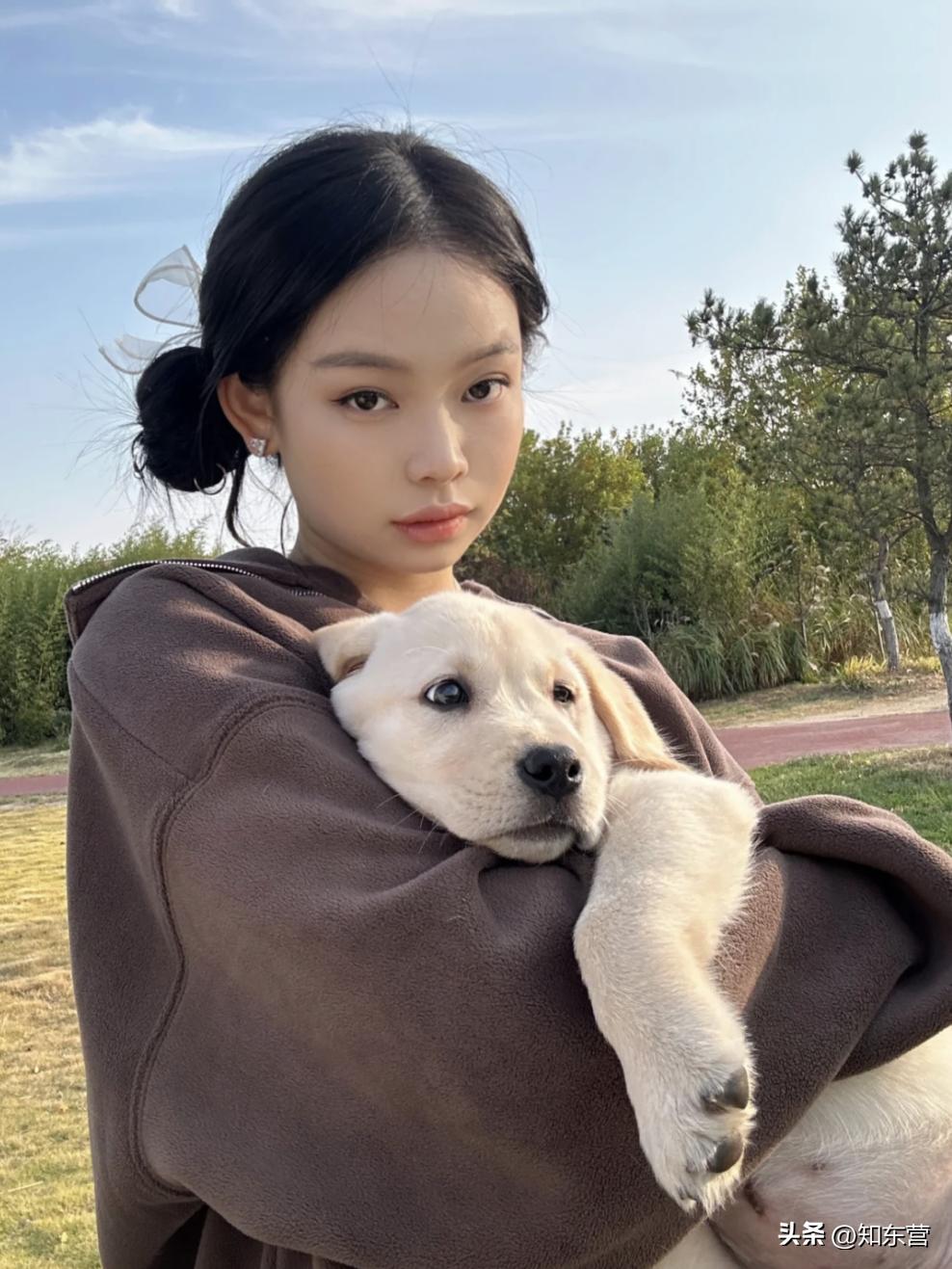 冬天披发好看又显脸小的发型,冬季干净利落减龄的发型