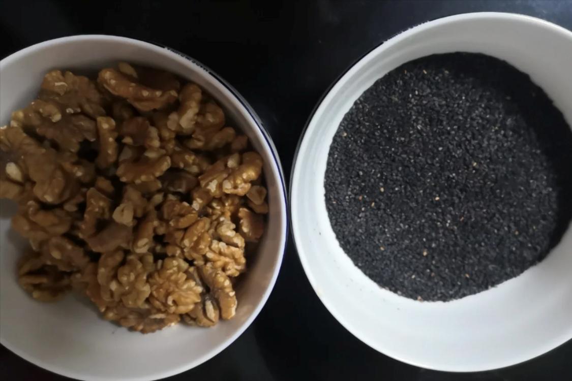 突然发现长了好多白发,年轻长了几根白头发怎么回事