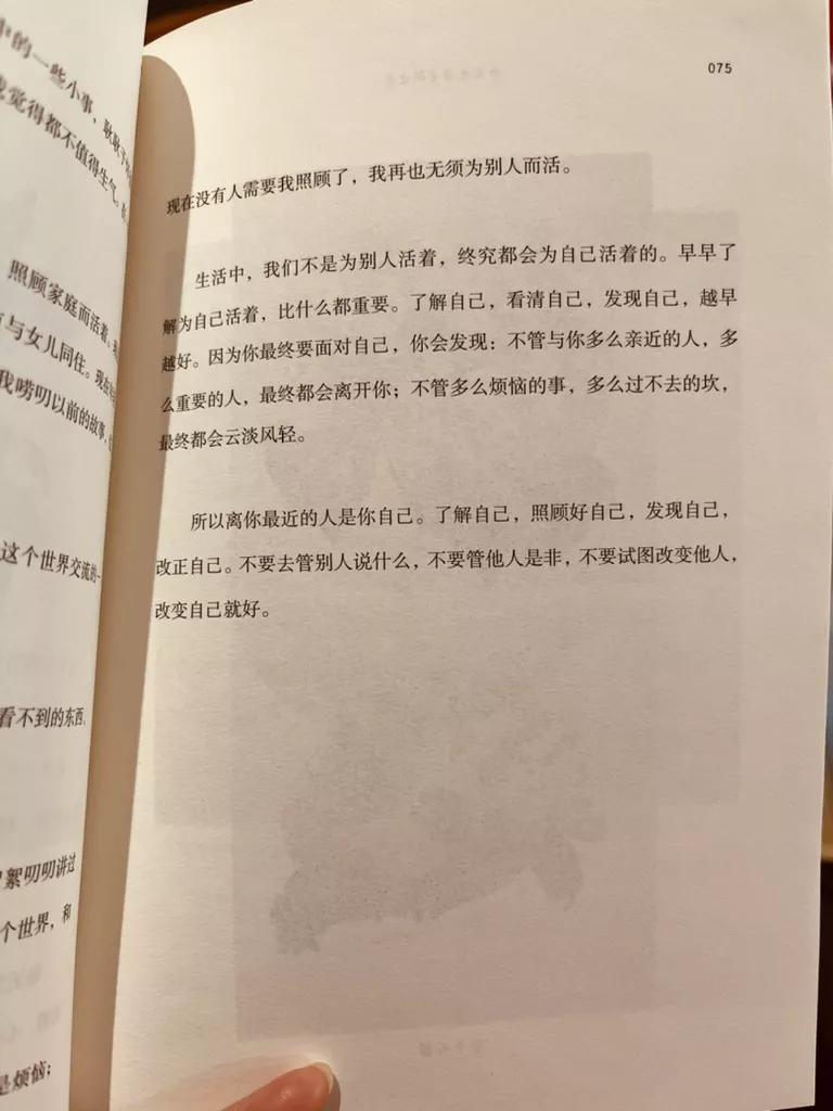 75岁学画画最后成名的画家,76岁老人自学画画